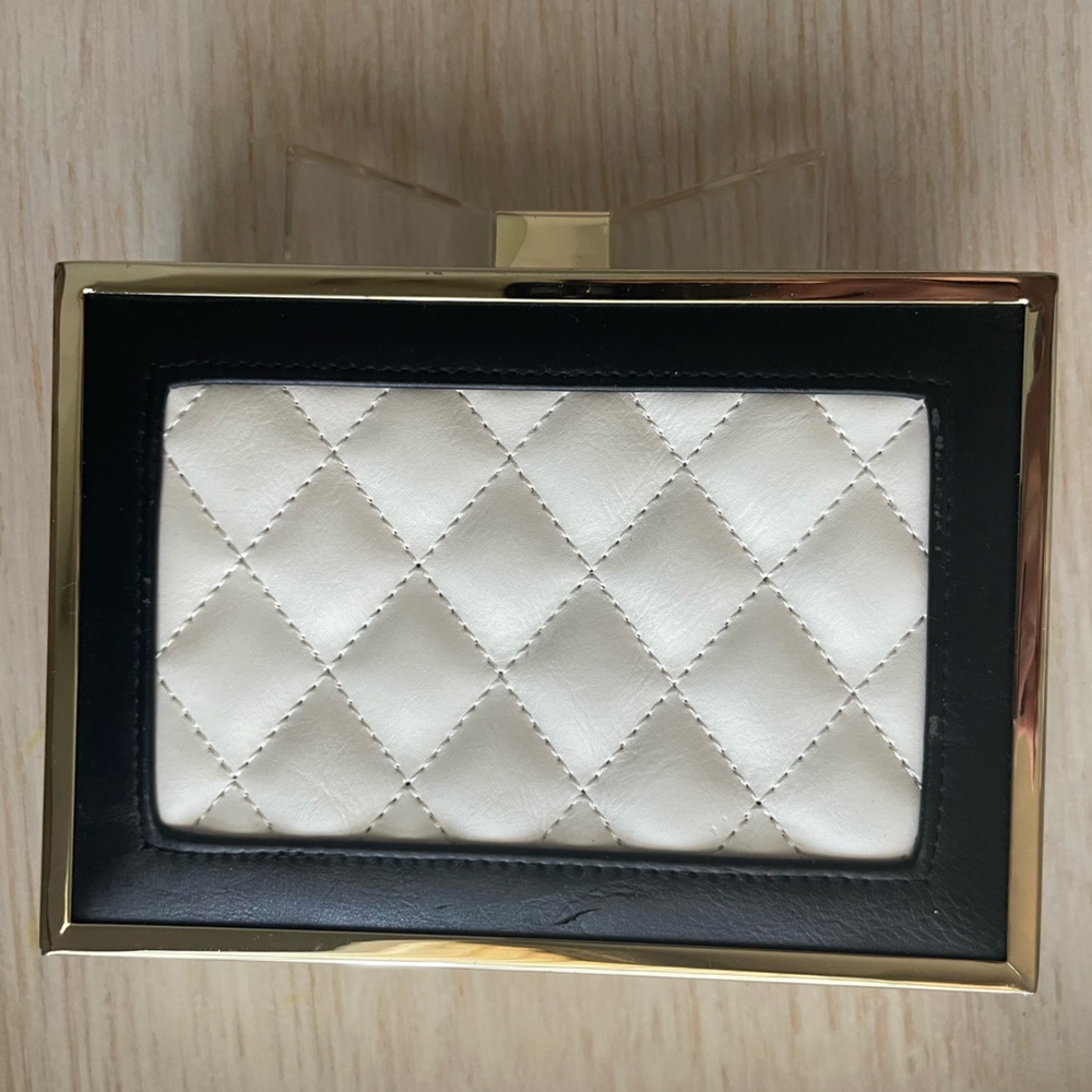 Metal quilted clutch with bow and chain strap - Picture 12 of 12